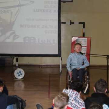 Mówca Łukasz Krasoń motywował uczniów Elektryka