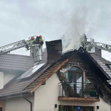 [WIDEO] Groźny pożar w Dmeninie: Spłonęło poddasze domu