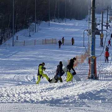 Tłumy narciarzy na Górze Kamieńsk