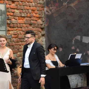 Koncert zespołu Impressja na dziedzińcu muzeum w Radomsku