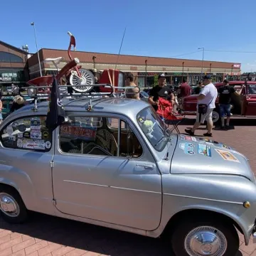 Auto - Moto Weteran 6.  W Radomsku zaparkowały motoryzacyjne legendy