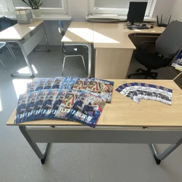 Foto budka, pokazy, poznawanie szkoły. Dzień  Otwarty w ZSP w Kamieńsku