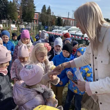 Zajączek ukrył się w PP nr 5 w Radomsku. Dzieci ruszyły na poszukiwania