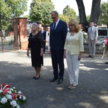 Kwiaty i zaduma w 86. rocznicę wybuchu wojny