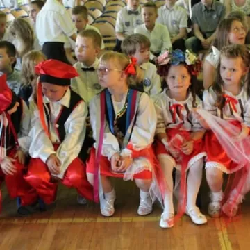 PSP 8 w Radomsku nadano imię „Przyjaciół Dzieci”. Uroczystości 50-lecia