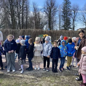 Zajączek ukrył się w PP nr 5 w Radomsku. Dzieci ruszyły na poszukiwania