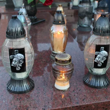 Kamieńsk: Ruch na cmentarzu w przeddzień Wszystkich Świętych