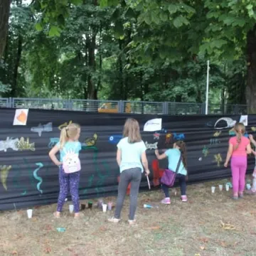 Warsztaty plastyczne „Mania malowania” w plenerze