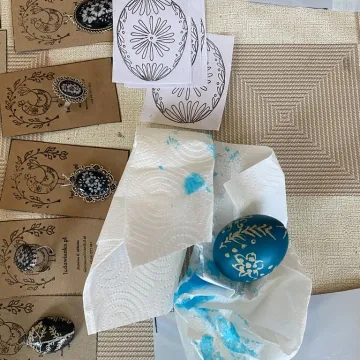 Powrót do korzeni. Uczestnicy warsztatów tworzyli pisanki batikowe w Muzeum Regionalnym w Radomsku