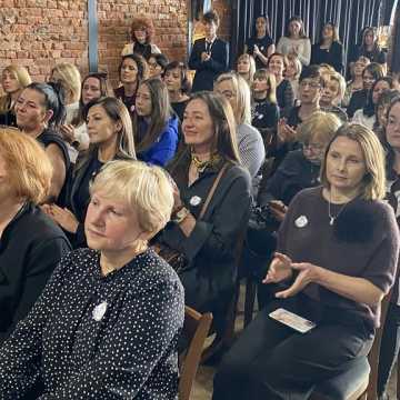 [WIDEO] Zespół Szkół Ekonomicznych w Radomsku świętuje 100-lecie istnienia. Były wspomnienia, życzenia i chwile wzruszeń