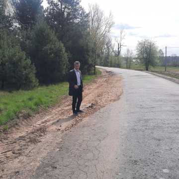 Dziurawa droga w gminie Masłowice. Doraźne łatanie nie pomaga