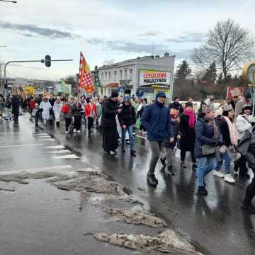 [WIDEO] Orszak Trzech Króli 2025 w Radomsku. „Kłaniajcie się królowie!”