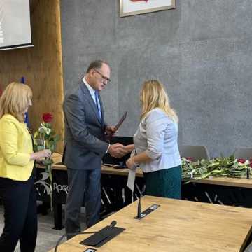 Pracownicy miejskich szkół w Radomsku nagrodzeni