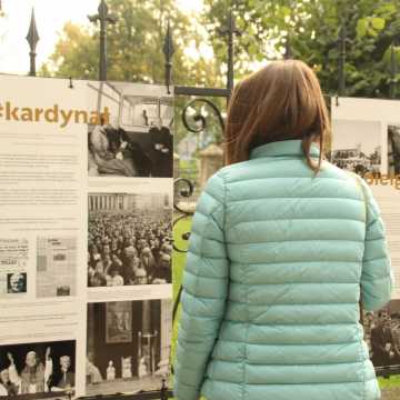 Piotrków Tryb.: plenerowa wystawa o życiu Karola Wojtyły