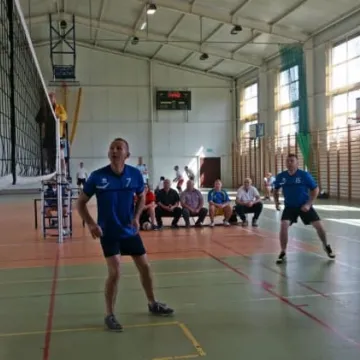 Samorządowcy zagrali w siatkówkę