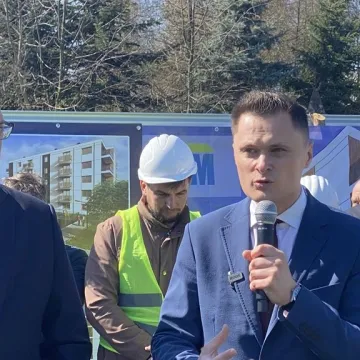 Wbito symboliczną łopatę. W Radomsku ruszyła budowa bloków SIM