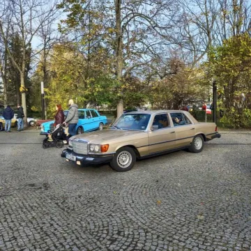 Zlot i parada zabytkowych samochodów w Święto Niepodległości w Radomsku