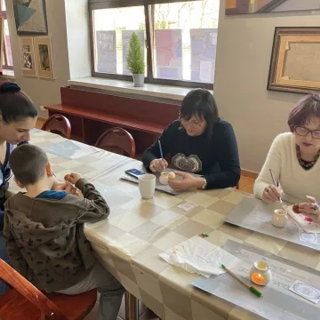 Powrót do korzeni. Uczestnicy warsztatów tworzyli pisanki batikowe w Muzeum Regionalnym w Radomsku