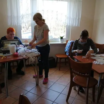 Klub Senior Plus pomaga szyć maseczki