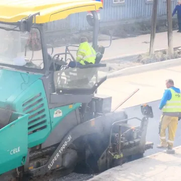 Na ul. Piłsudskiego w Radomsku leją już asfalt