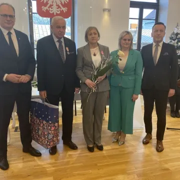 Sześć par uhonorowanych medalami za długoletnie pożycie małżeńskie