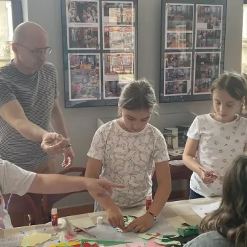 Ozdabiać każdy może. Dzieci tworzyły opoczyńskie koguciki