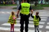 Policjanci uczą, jak bezpiecznie pokonywać drogę do szkoły