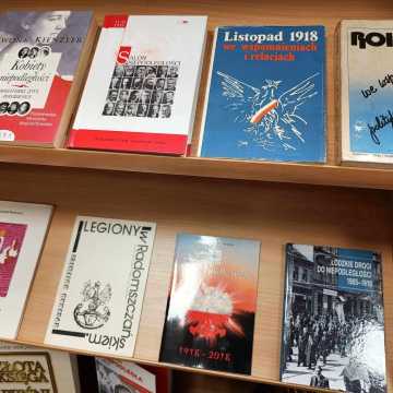 Wystawa „Listopadowe dni - 1918”  dostępna w Miejskiej Bibliotece Publicznej w Radomsku