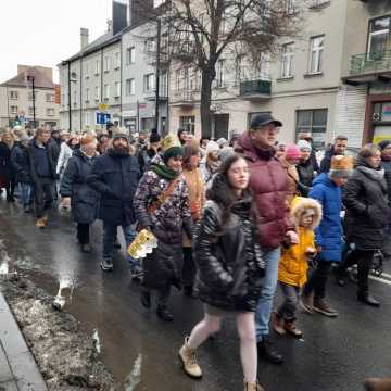 [WIDEO] Orszak Trzech Króli 2025 w Radomsku. „Kłaniajcie się królowie!”