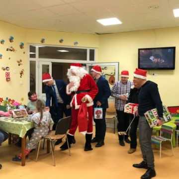 Mikołaj odwiedził dzieci w szpitalu
