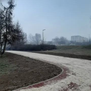 W Parku Solidarności w Radomsku trwa modernizacja alejek