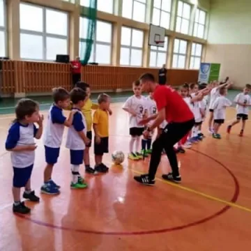 Maluchy grały w piłkę