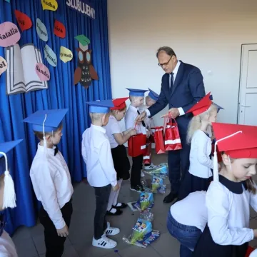 Pierwszoklasiści z PSP 10 w Radomsku złożyli ślubowanie