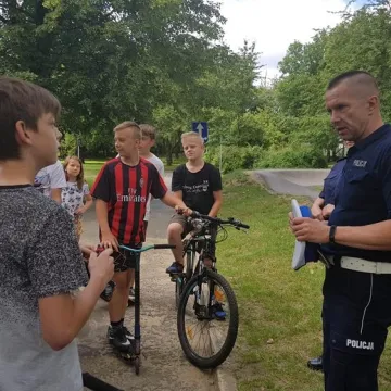 Policjanci tłumaczyli, jak bezpiecznie korzystać z pumptracka
