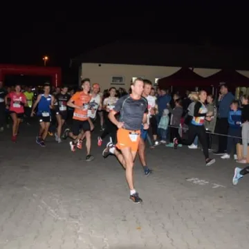 Nocne bieganie po placu targowym 