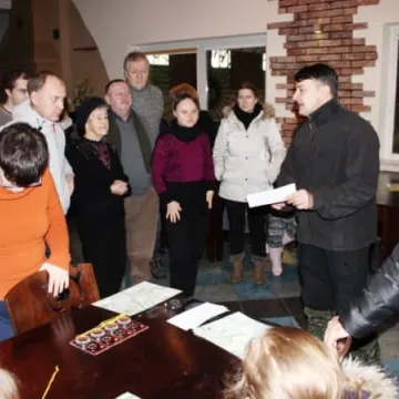 Spacer z mapą i kompasem