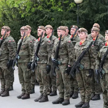 W Radomsku oddano hołd bohaterom. Był apel i salwa honorowa