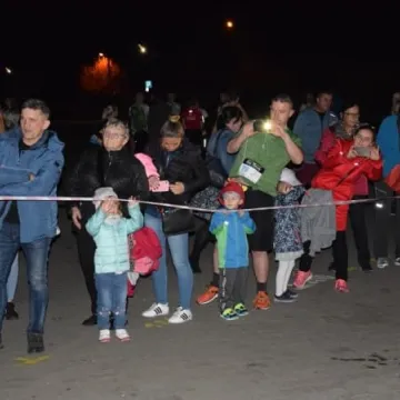 Nocne bieganie po placu targowym 