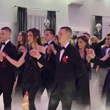 Szampańska zabawa studniówkowa ZSE w Radomsku