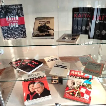 Katyń: zbrodnia, prawda, pamięć - wystawa w bibliotece w Radomsku
