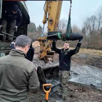 [WIDEO] Znalezisko w Przedborzu – cztery pociski artyleryjskie zabezpieczone przez służby