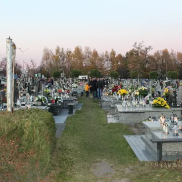Kamieńsk: Ruch na cmentarzu w przeddzień Wszystkich Świętych