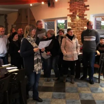 Spacer z mapą i kompasem