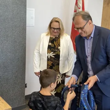 Energetyczne tornistry trafiły do pierwszoklasistów z Radomska