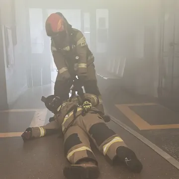 Ewakuacja ZSP 1 w Radomsku. Był pożar, strzały i osoby ranne