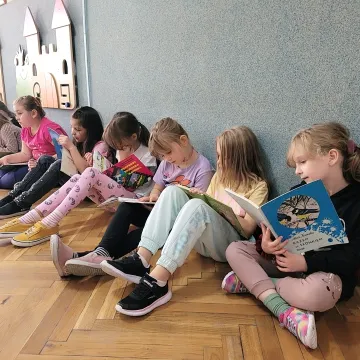 „Przerwa na czytanie”. Bicie rekordu w czytaniu na przerwie w „Siódemce”