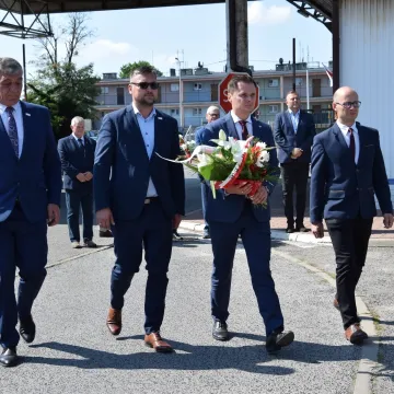 Kwiaty i zaduma w 86. rocznicę wybuchu wojny