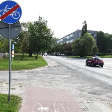 Piotrków Tryb.: na ul. Dmowskiego powstanie ścieżka rowerowa i chodnik