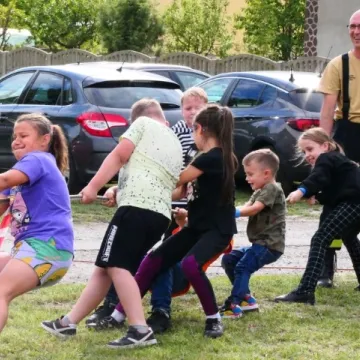 Strażacki piknik rodzinny w Dąbrówce zintegrował mieszkańców