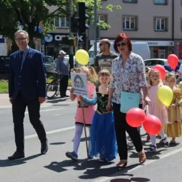 Barwny korowód z okazji Dnia Dziecka